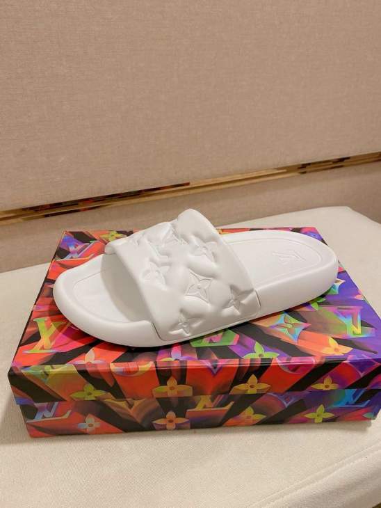 Picture of Louis Vuitton Slippers _SKULVsz36-46hnh02011217